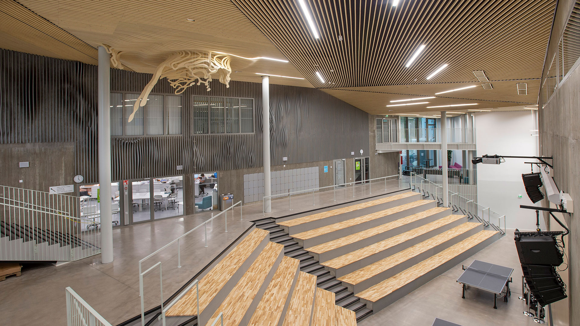 Monitoimitalossa on näyttävä aula. 