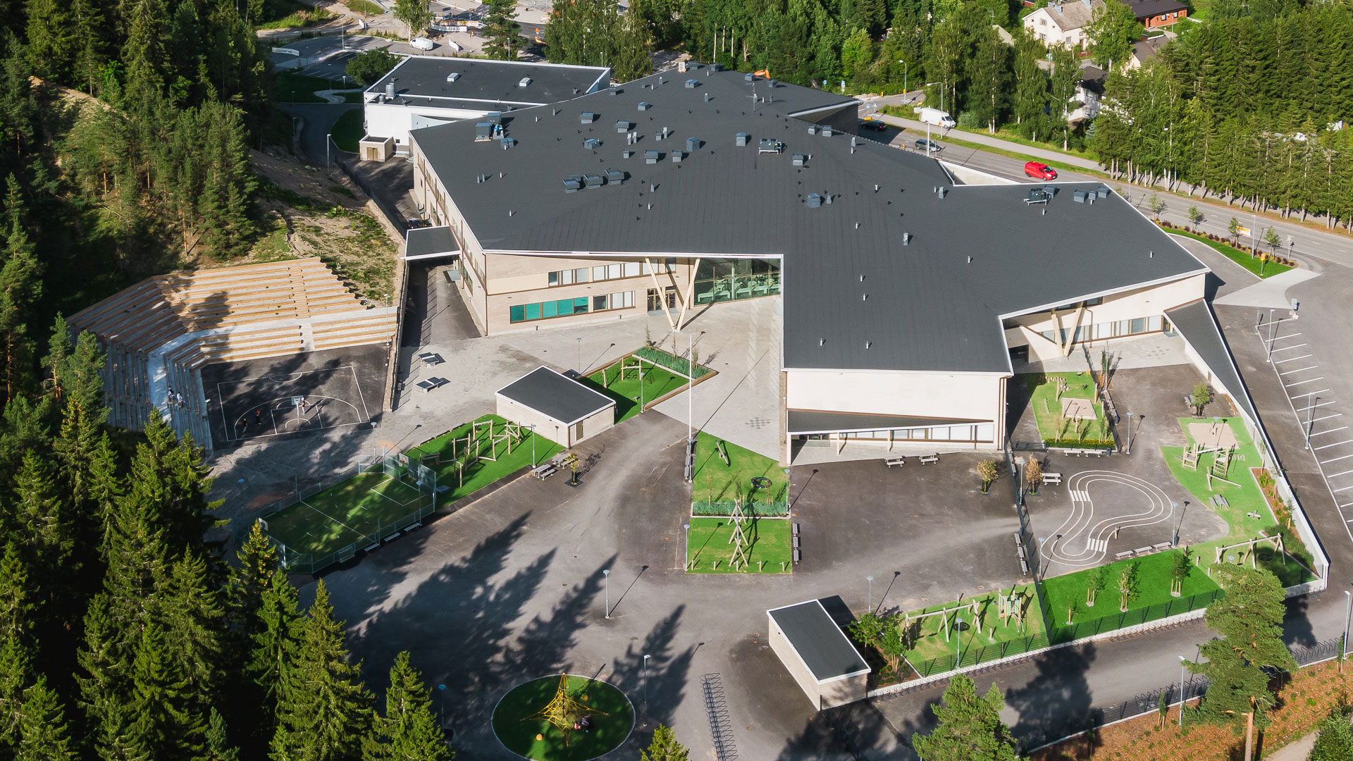 Pihalla on turvalliset leikki- ja oleskelupihat.