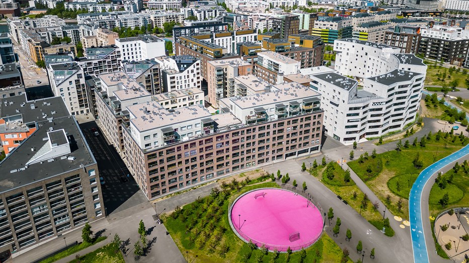 Korttelin asuntotarjonta on ainutlaatuisella paikalla, uuden ja kehittyvän Jätkäsaaren ytimessä. OIkeassa reunassa on myös Skanskan rakentamat valkoiset asuinrakennukset Helsingin Bysa ja Haso Sandis.
