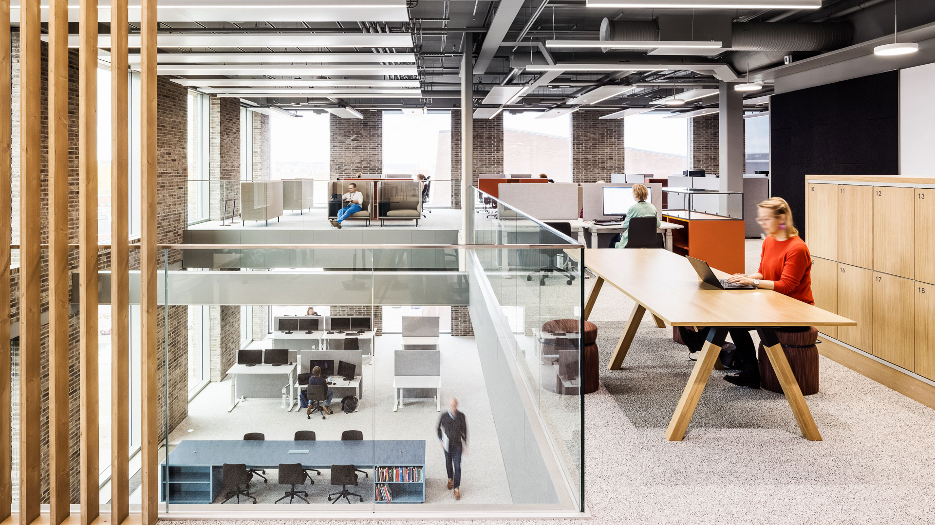 Muuntojoustavat työtilat antavat paljon mahdollisuuksia. Tilatarpeiden muuttuessa avoimet tilat ovat tarvittaessa jaettavissa toiminnallisesti pienemmiksi kokonaisuuksiksi.