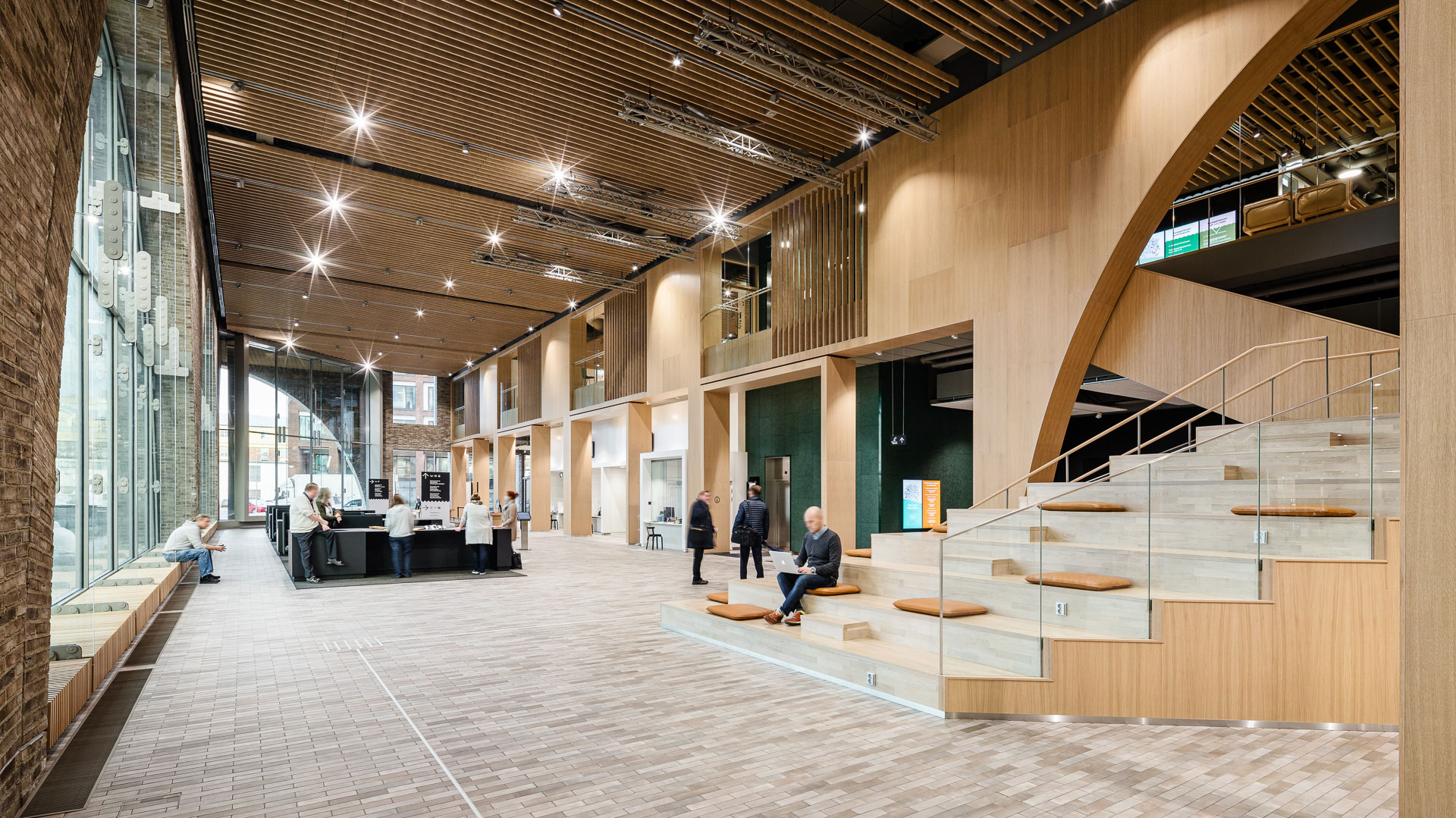 Leimallisista holvi-ikkunoistaan ja tiiliverhoilustaan tunnistettava Kaupunkiympäristön toimitalo on taloteknisiltä ratkaisuiltaan ja laajuudeltaan ainutlaatuinen kohde Suomessa. Julkisivun kaari-ikkunat kutsuvat kaupunkilaisia yhteisiin tiloihin lounaalle tai kahville.