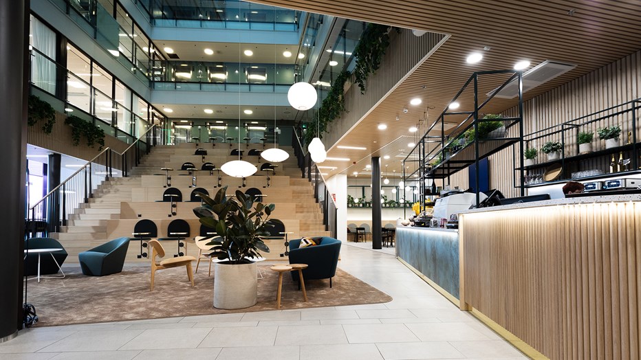 Vehreä ja eläväinen aula istuskeluportaineen. Vehreä ja eläväinen aula istuskeluportaineen.