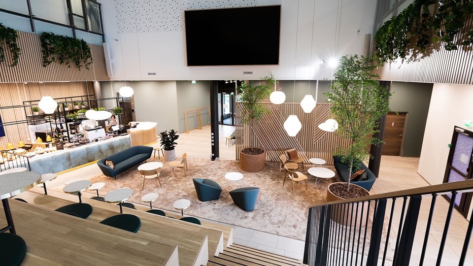 Aula toimii myös viihtyisänä lounaskahvilana. Aula toimii myös viihtyisänä lounaskahvilana.