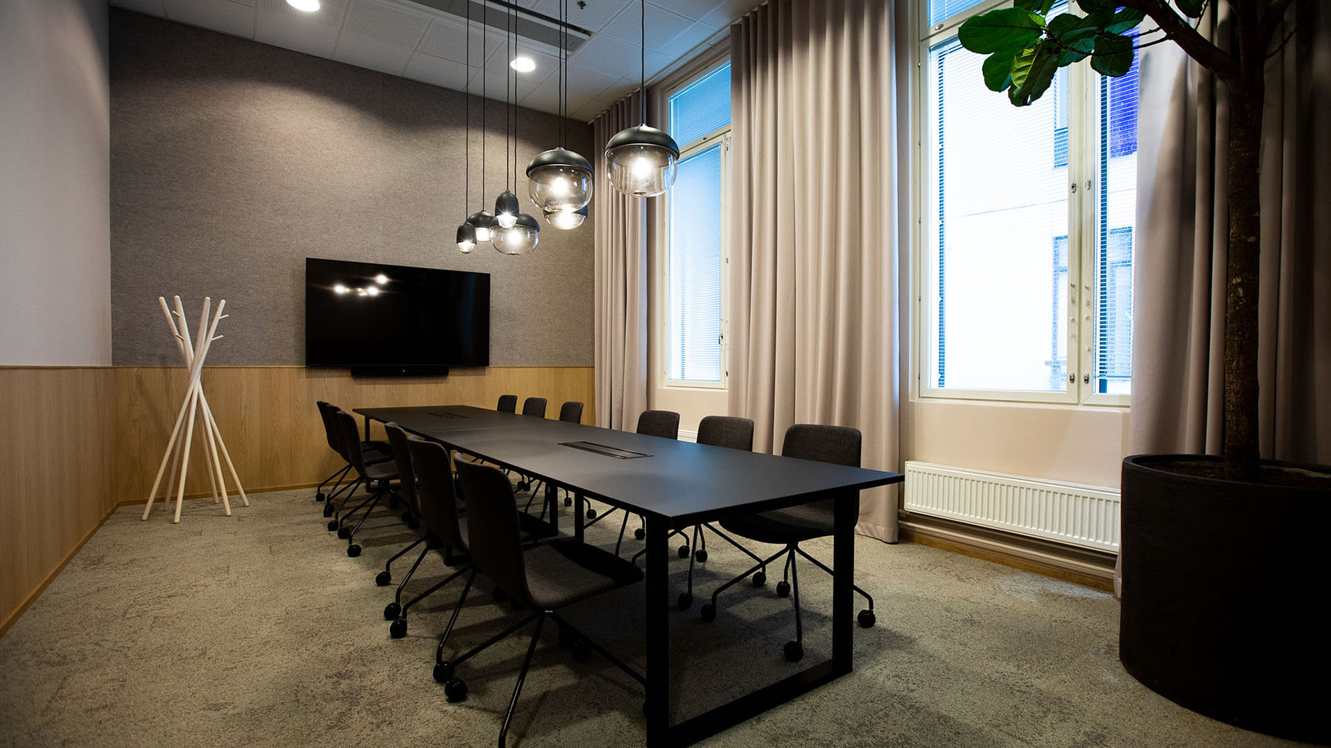Yhteiskäyttöinen neuvotteluhuone Tammi.