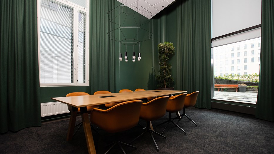 Yhteiskäyttöinen neuvotteluhuone Mänty. Yhteiskäyttöinen neuvotteluhuone Mänty.