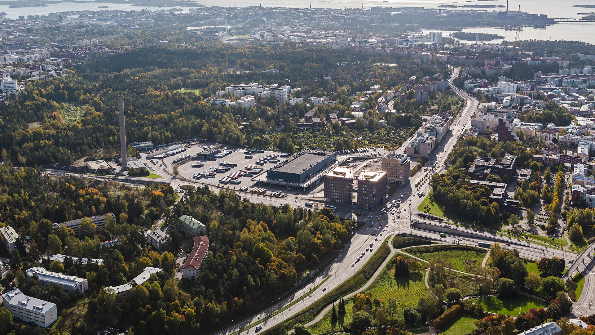 M117 sijaitsee hyvien kulkuyhteyksien päässä Mannerheimintiellä, Keskuspuiston vieressä.