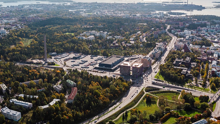 M117 sijaitsee hyvien kulkuyhteyksien päässä Mannerheimintiellä, Keskuspuiston vieressä. M117 sijaitsee hyvien kulkuyhteyksien päässä Mannerheimintiellä, Keskuspuiston vieressä.
