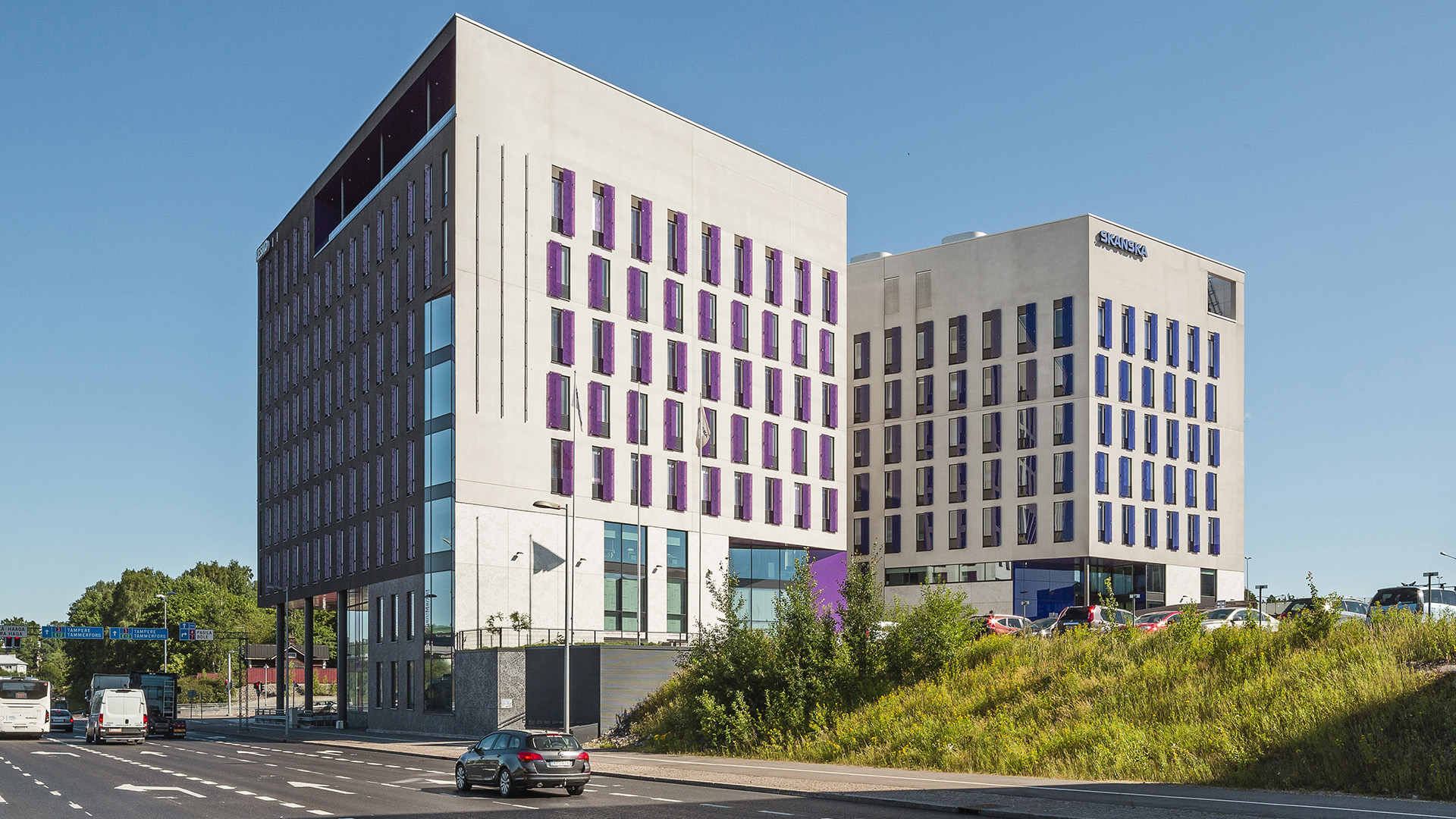 Näyttävä sijainti Mannerheimintien päässä. Kaupunki alkaa tästä.