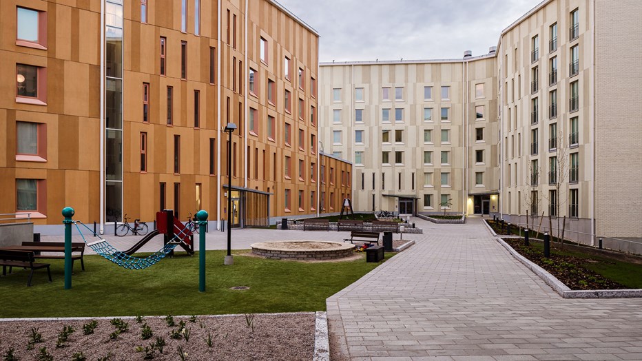 Viihtyisällä yhteispihalla on myös lapsille leikkipaikka. Lasten leikkipaikka