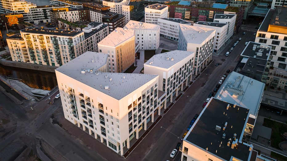 Atrain-kortteli sijoittuu Kalasataman Verkkosaaren alueelle. Atrain-korttelissa on yhteispiha