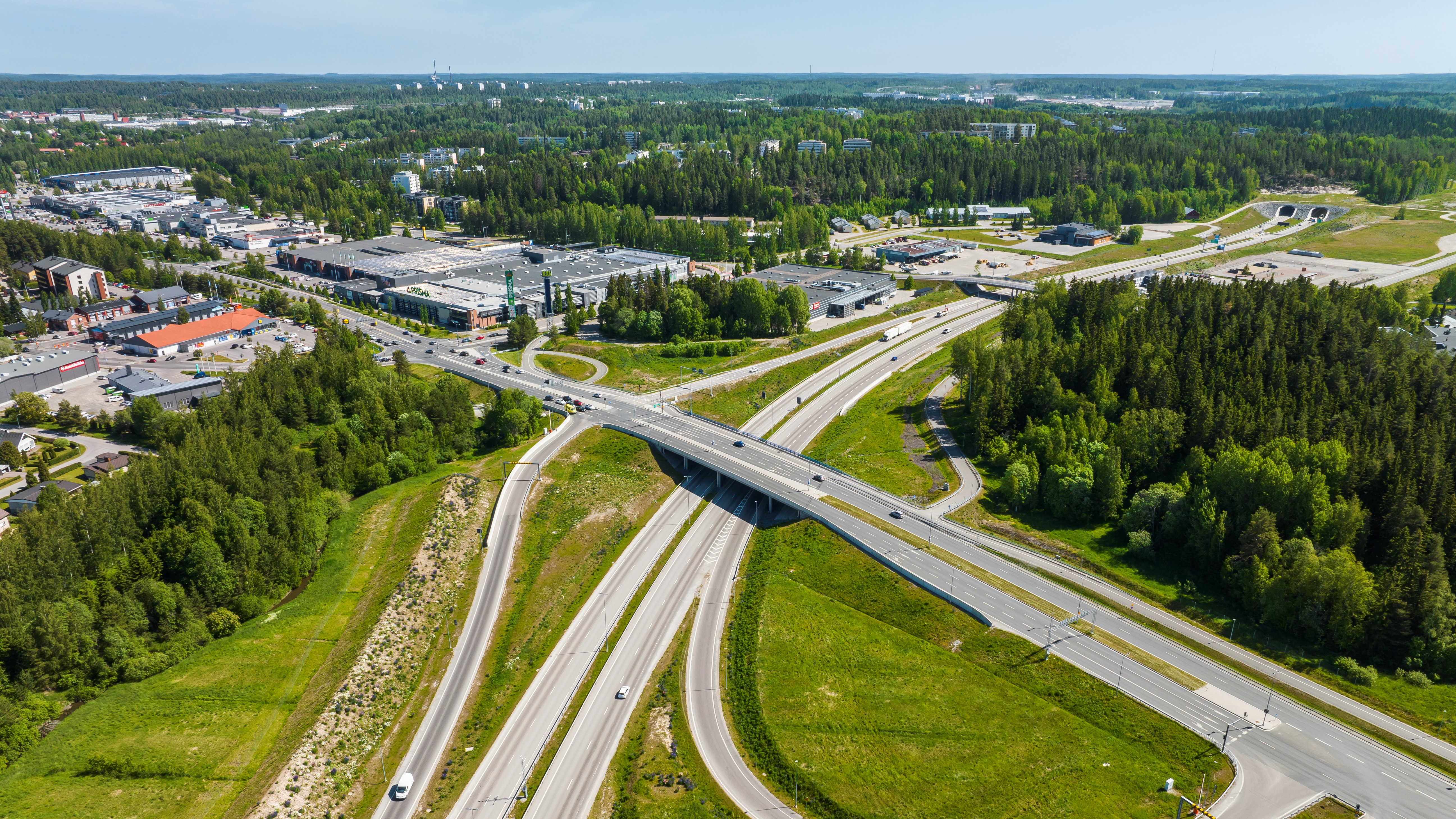 Lahden uusi kehätie on kartuttanut Skanskan ennestään vahvaa kokemusta laajoista infrahankkeista. Jättimäisellä tietyömaalla syntyy muun muassa yli kilometri tunnelirakenteita, joista osa kulkee asuinkerrostalojen alla.