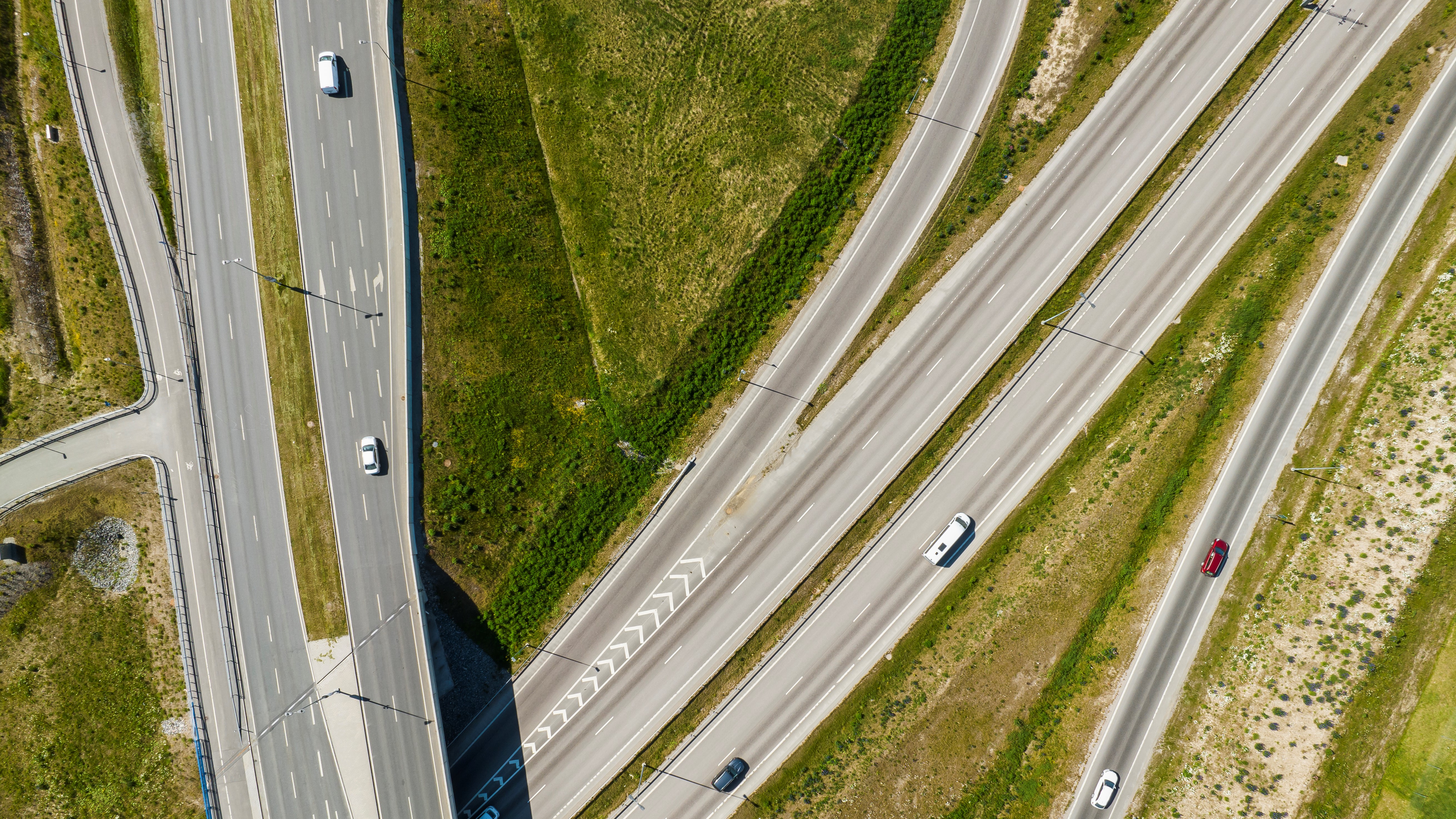 BREEAM Infrastructure -ympäristöluokituksen saanut hankekokonaisuus tähtäsi mahdollisimman pieneen hiilijalanjälkeen, pohjavesien turvaamiseen sekä ympäröivän luonnon monimuotoisuuden säilymiseen.