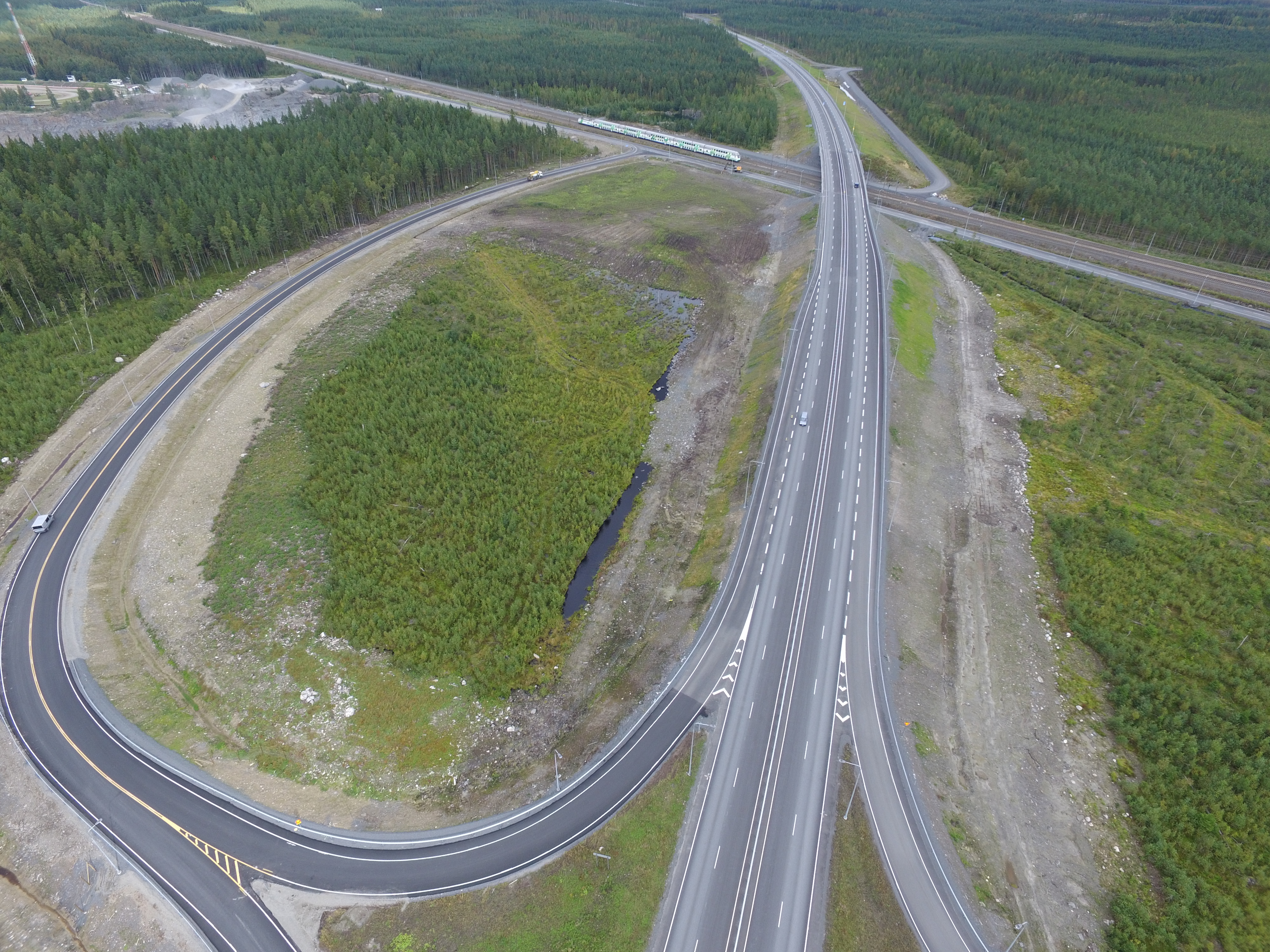 Tielle rakennettiin yhteensä 18,5 kilometrin mittainen keskikaiteellinen ohituskaistatie.