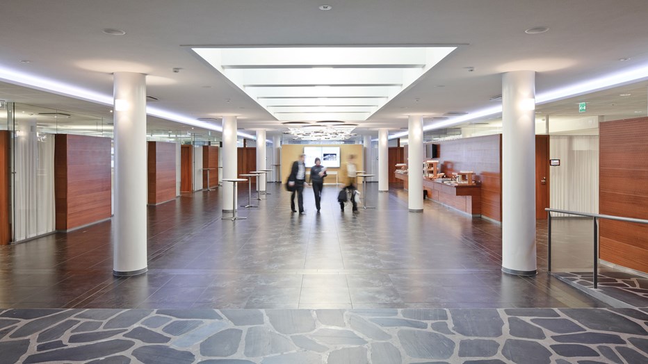 Toimistorakennuksessa on näyttävä aula. Toimistorakennuksessa on näyttävä aula.