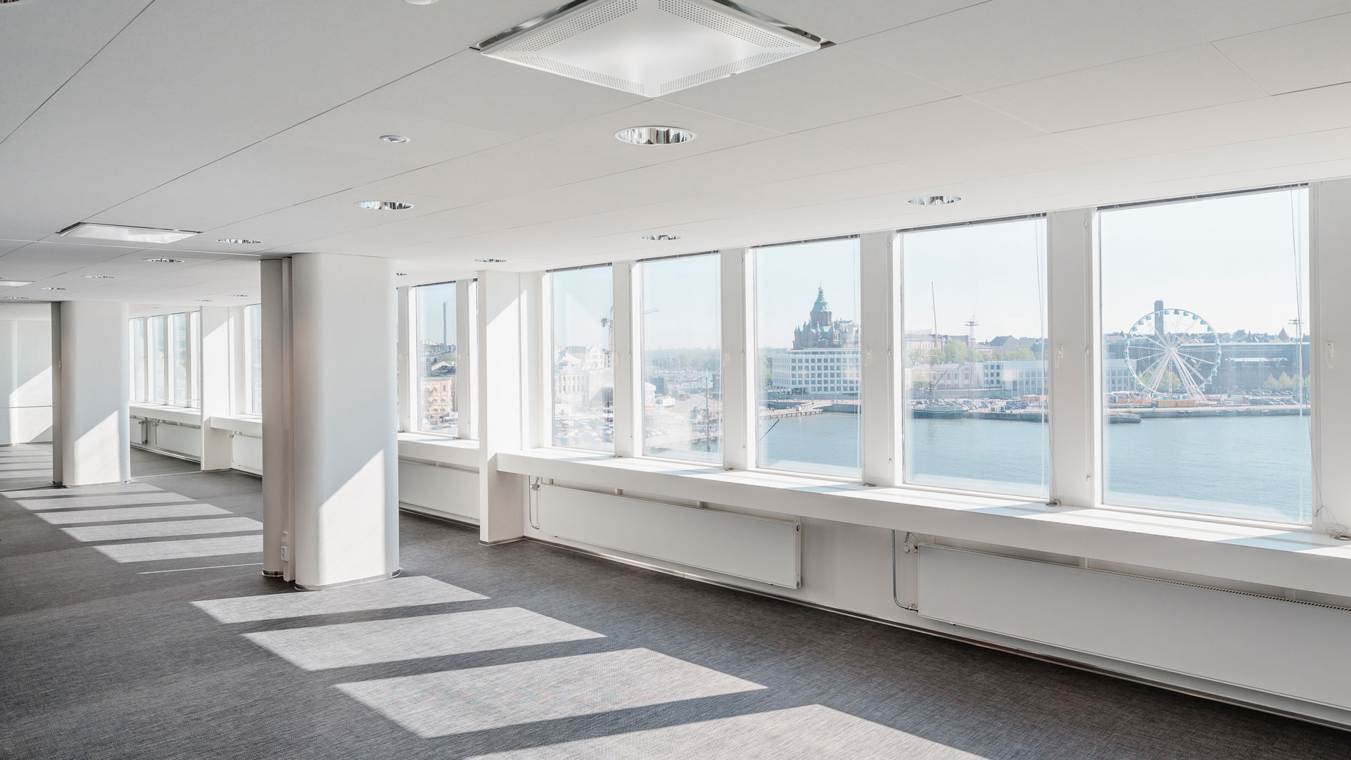 Toimistorakennuksesta on upeat näkymät Kauppatorille päin.