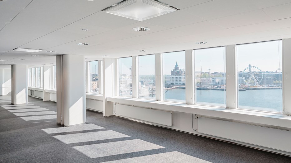 Toimistorakennuksesta on upeat näkymät Kauppatorille päin. Toimistorakennuksesta on upeat näkymät Kauppatorille päin.