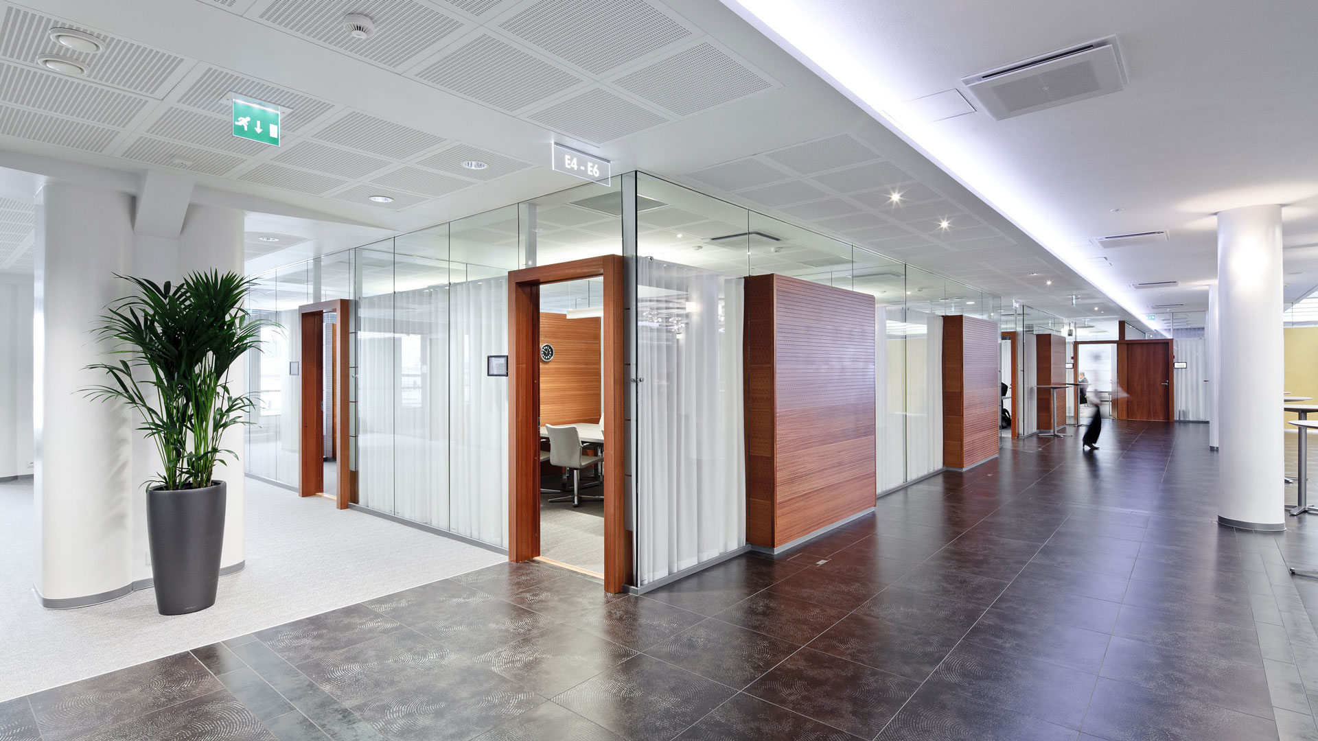 Toimistorakennuksen tiloja.