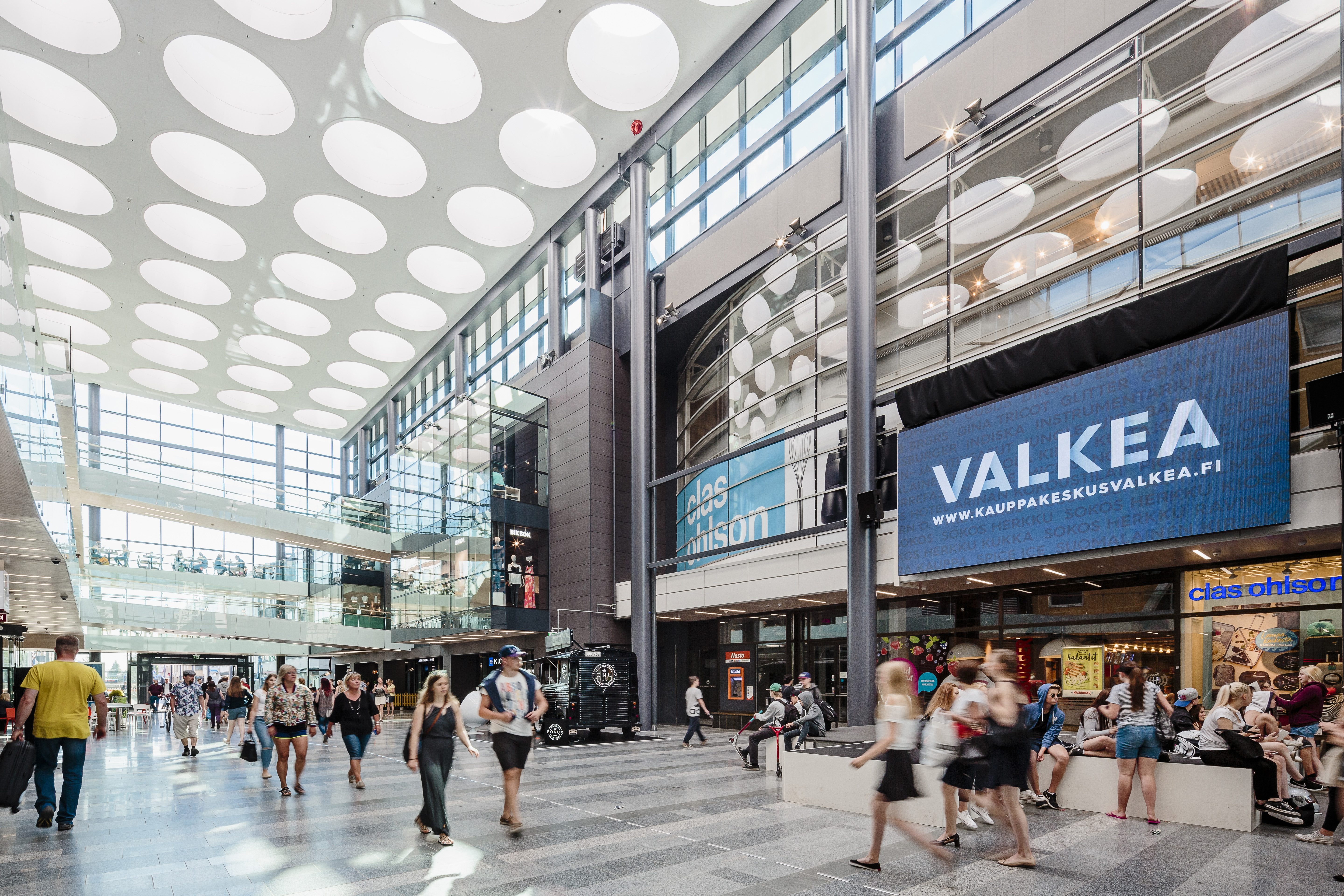 Kauppakeskus Valkea muodostaa keskustakortteleihin monipuolisen muodin ja palvelujen sisäkaupunkitilan.