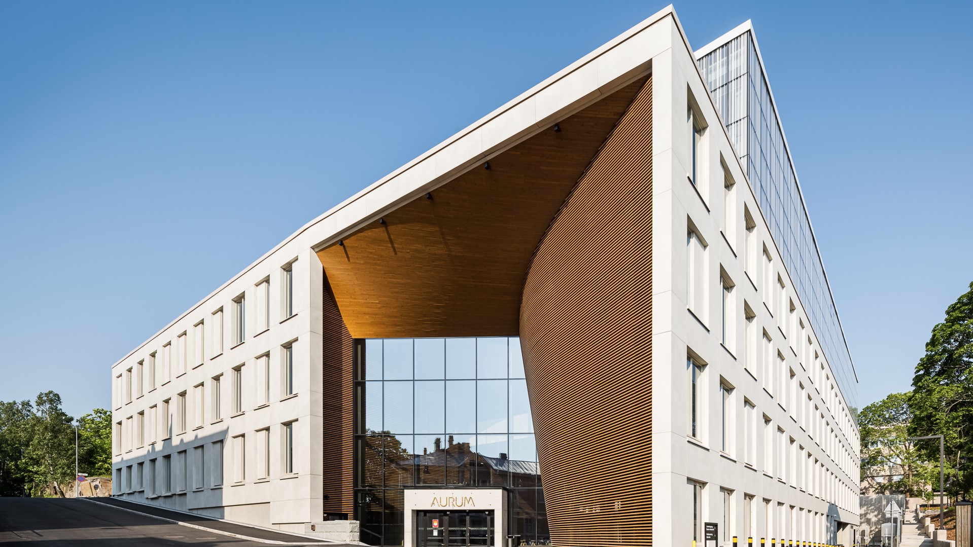 Kuusikerroksinen Aurum sisältää opetus- ja tutkimustiloja, laboratorioita, kokoontumis- ja toimistotiloja sekä näihin liittyviä aputiloja. 