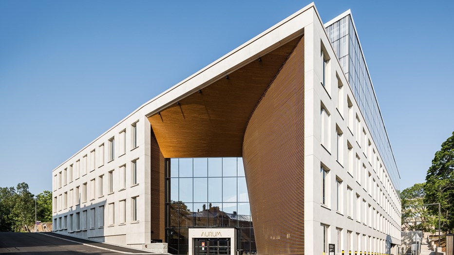 Kuusikerroksinen Aurum sisältää opetus- ja tutkimustiloja, laboratorioita, kokoontumis- ja toimistotiloja sekä näihin liittyviä aputiloja.  Kuusikerroksinen Aurum sisältää opetus- ja tutkimustiloja, laboratorioita, kokoontumis- ja toimistotiloja sekä näihin liittyviä aputiloja.