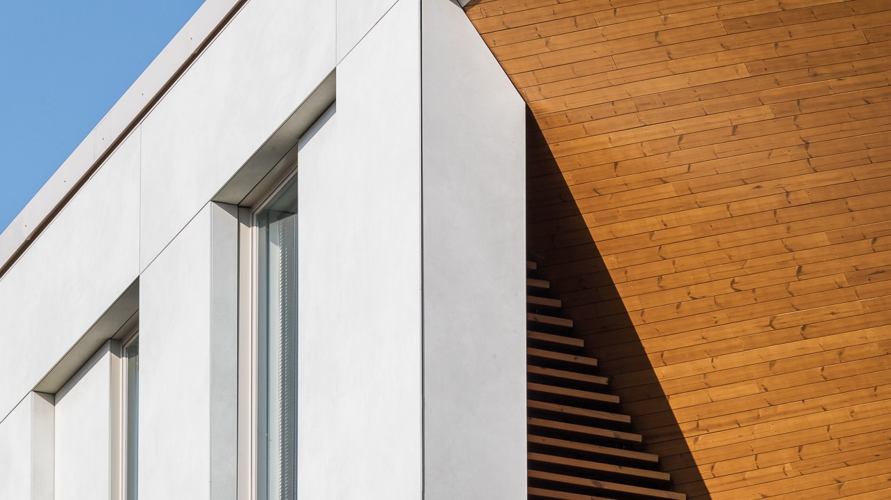 Rakennuksen julkisivuissa ja sisätiloissa on käytetty puurimoitusta ja keraamista laattaa. 