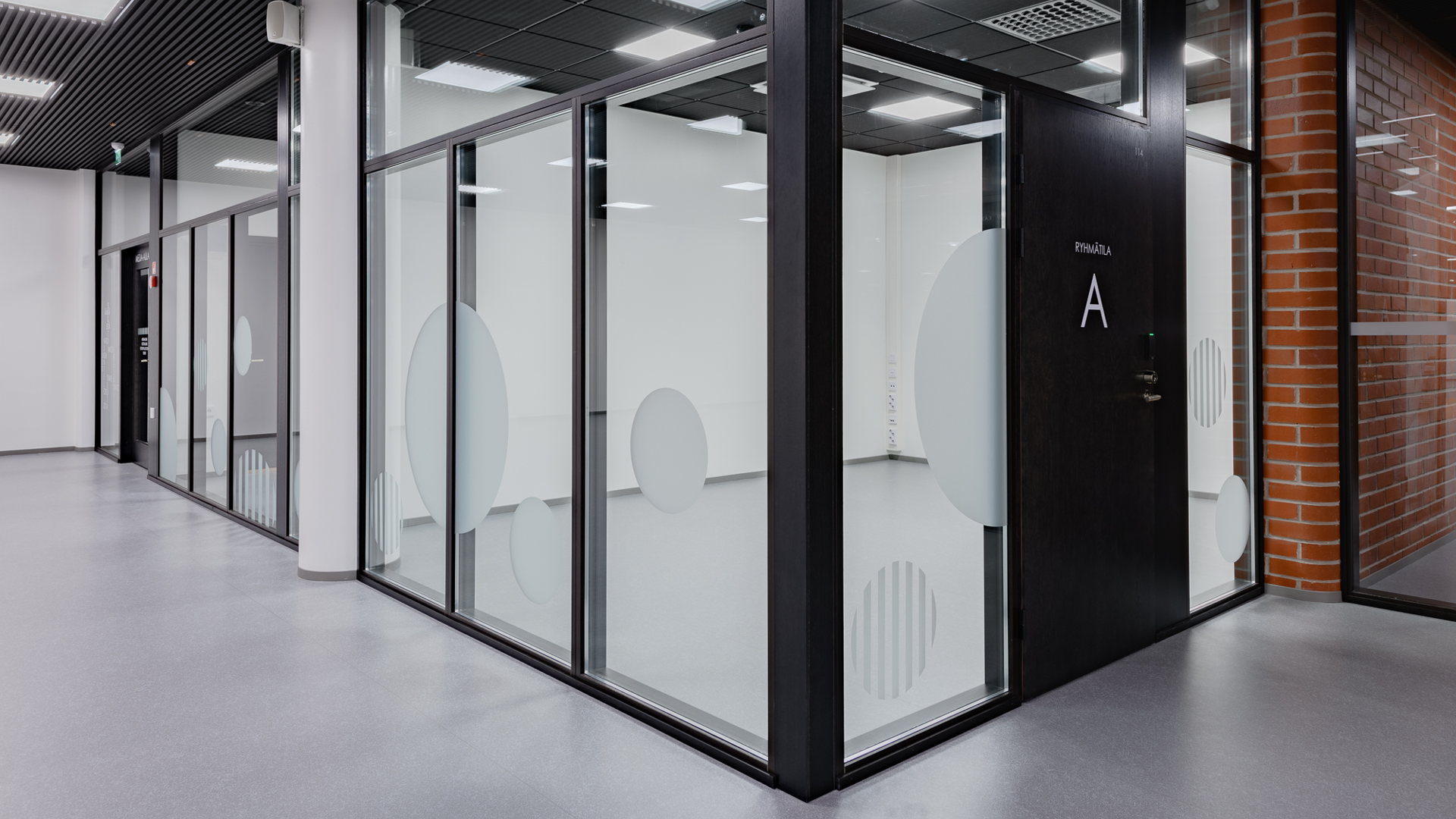 Kirjastossa on useita varattavia työtiloja, hyvin varustettuja kokous- ja ryhmätiloja, monikanavainen mediatila, kuva- ja musiikkistudio, digitointi- ja editointitila sekä hiljainen lukusali.