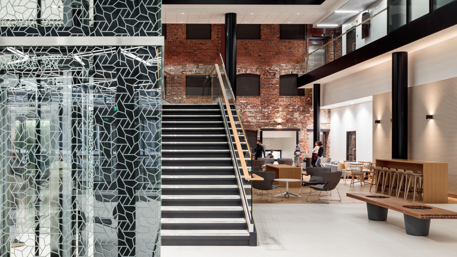 Vanhan konepajahallin upeaa tiiliseinää on jätetty näkyviin.