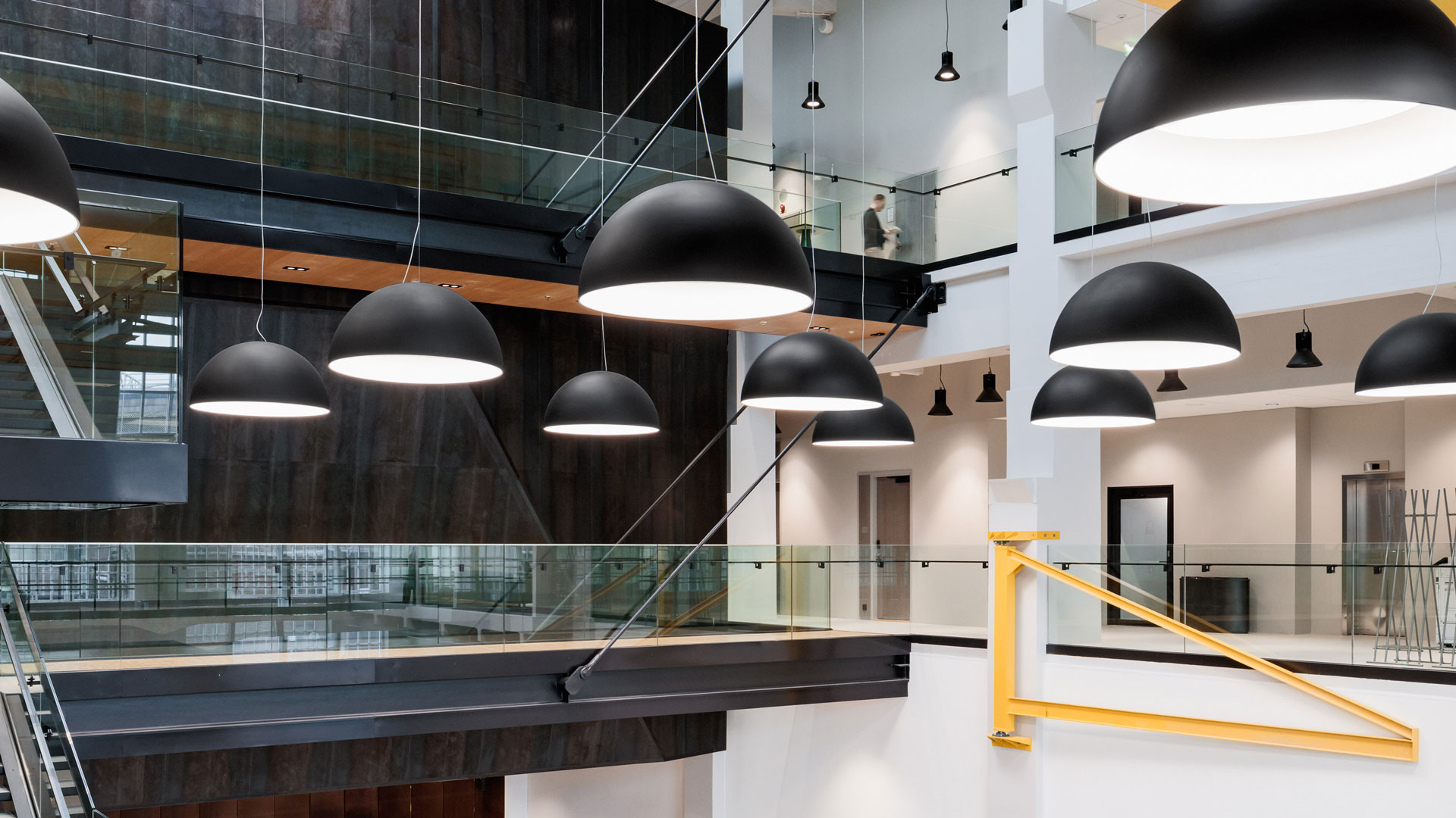 Konferenssikeskusta valaisee upeat valaisimet, jotka korostavat avointa korkeaa tilaa. Takana näkyy komiteasali, joka "leijuu" ilmassa, tätä tilaa kutsutaan nimellä Black Box.