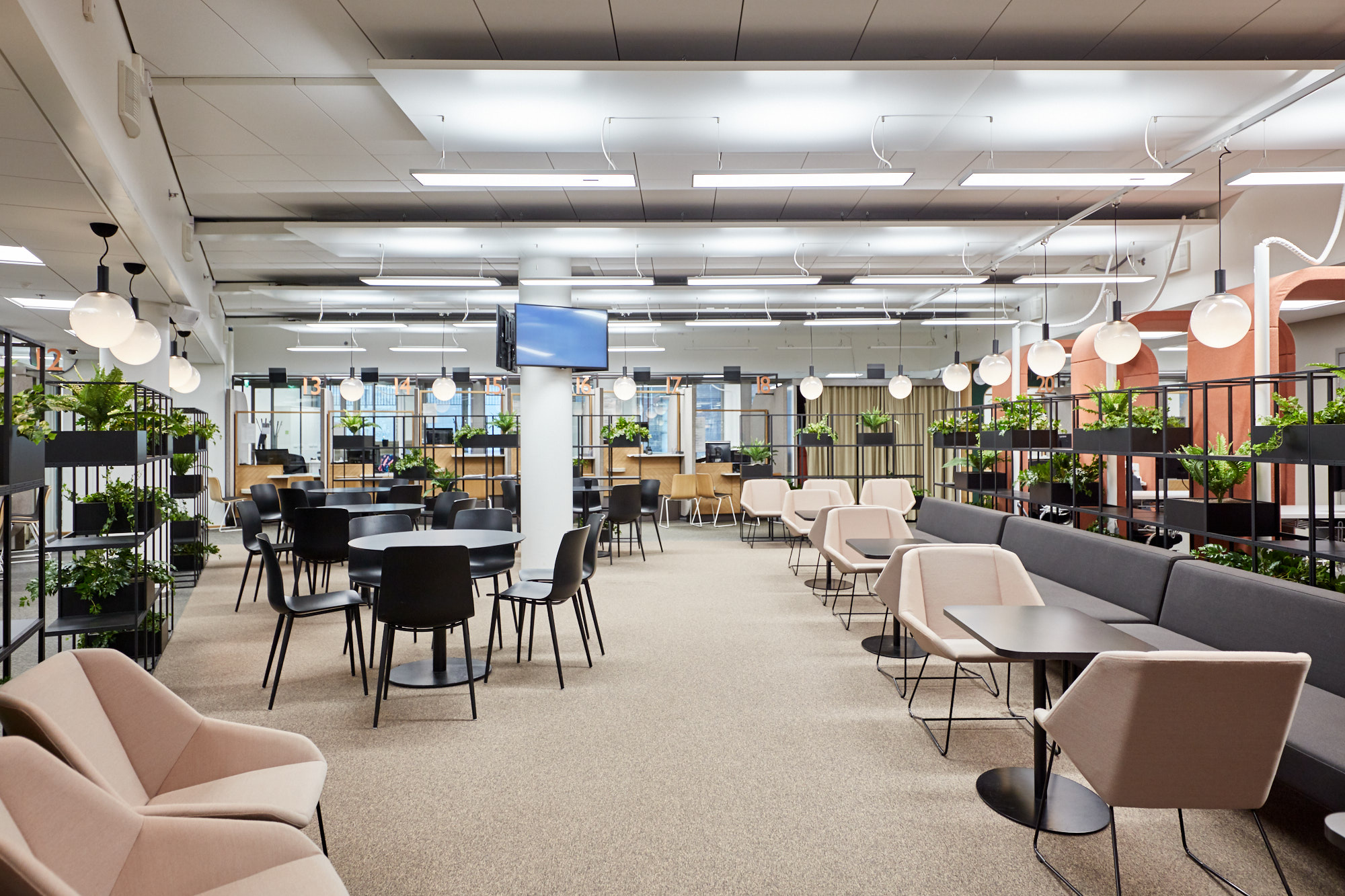 Kaikukatu 6:ssa sijaitsevat mm. Digi- ja väestötietoviraston uudet asiakaspalvelutilat