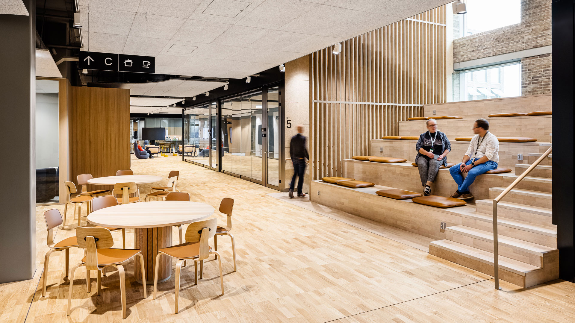 Helsingin kaupunkiympäristön toimialan talon tauko- ja työskentelytiloja