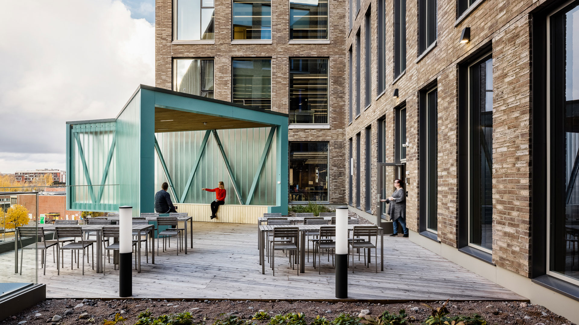 Sisäänvedetyt viherkatot ja terassitilat lisäävät työntekijöiden hyvinvointia ja laajentavat oleskelutilat raikkaaseen ulkoilmaan tiiviillä kaupunkitontilla, jolla ei ole maatasolla lainkaan erillistä piha-aluetta.