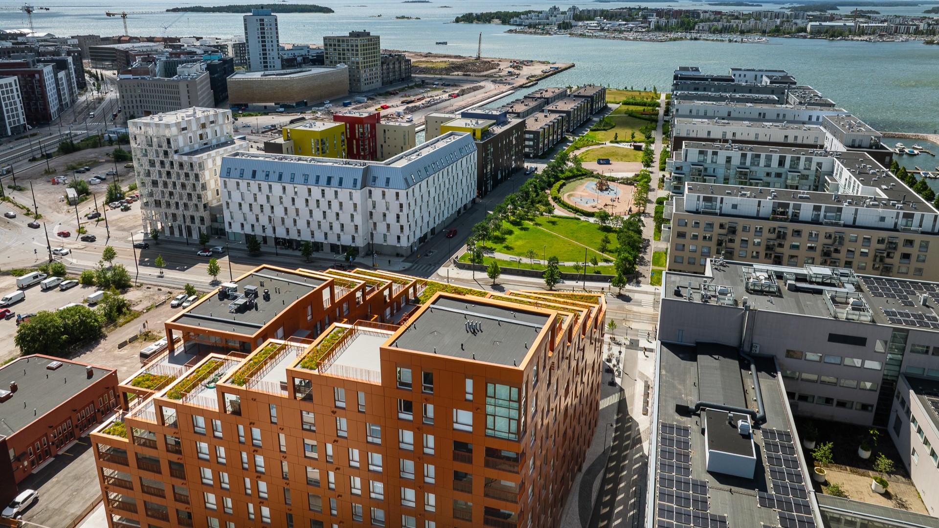 Useista kodeista aukeaa merinäköala Saukonpaaden puiston ylitse.