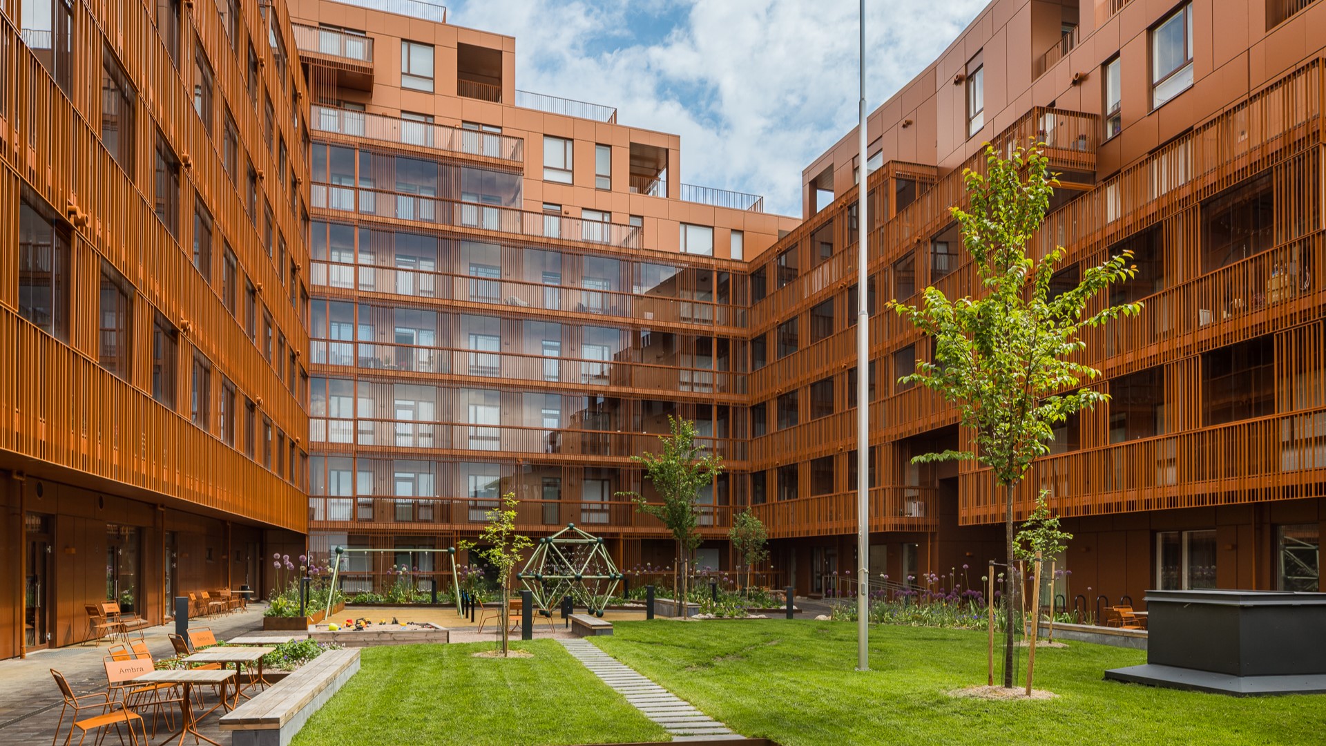 Suojaisalla sisäpihalla on muun muassa lasten leikkipaikka sekä terassipöytiä.