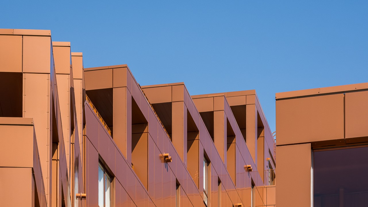 Talon porrasmainen muoto mahdollistaa useissa kodeissa näkymät suoraan puistomaisemia ja merta kohti.