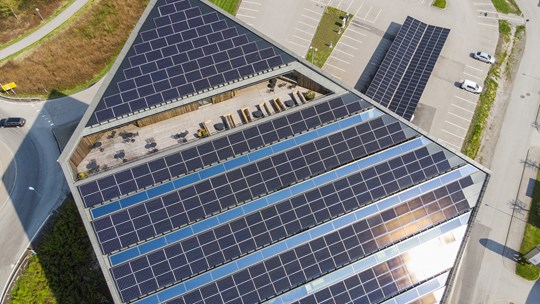 Powerhouse Tekemarkin katto on kauttaaltaan aurinkokennoa