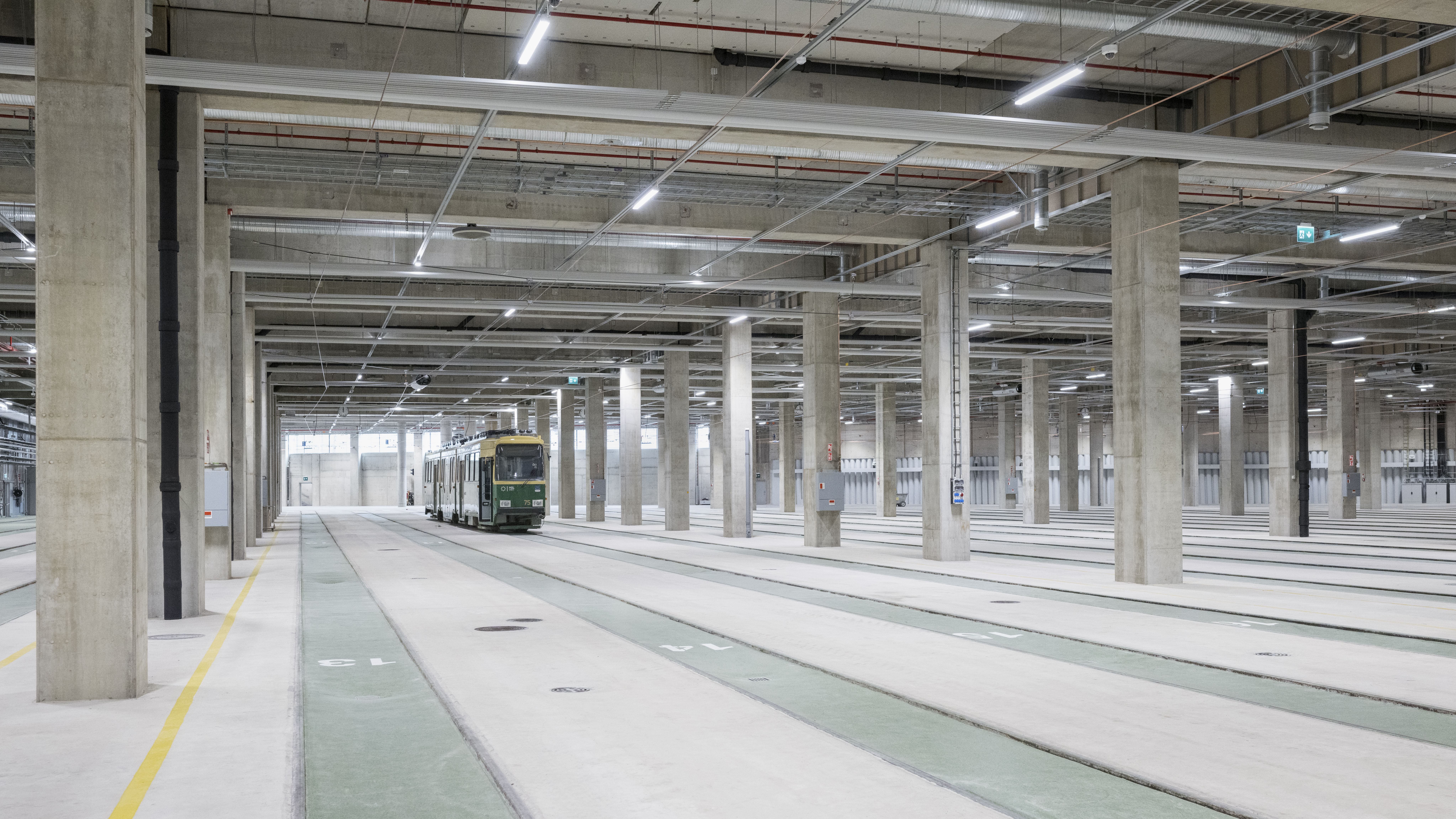  Kehitysvaiheessa muutettu raitiovaunujen ajosuunta vastapäivästä myötäpäivään tehostaa varikon toimintaa: raitiovaunut voidaan ajaa päivähuollosta suoraan säilytykseen ilman, että varikolla täytyy tehdä ylimääräistä kierrosta.