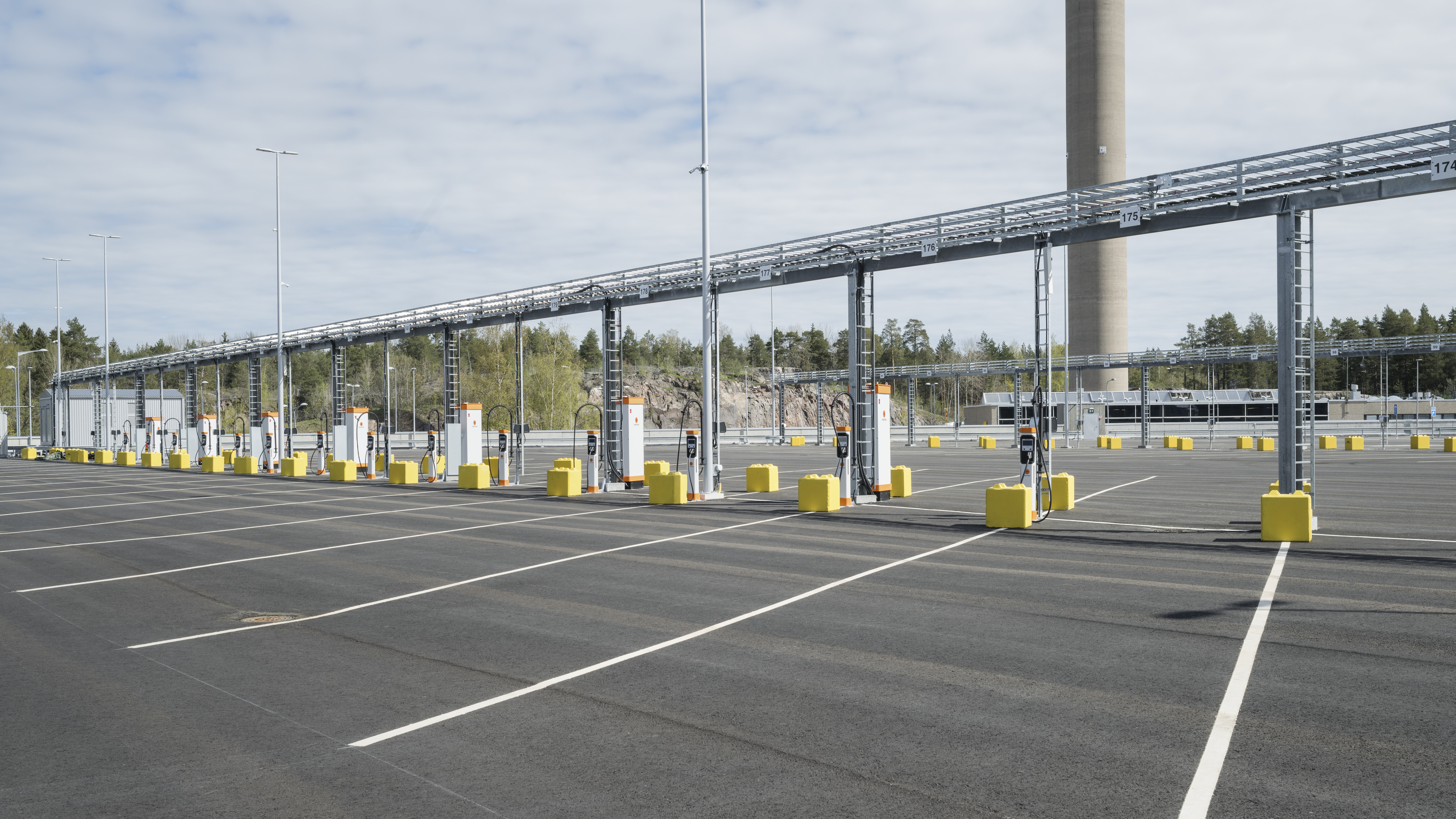 Varikon katolla on pysäköintialue noin 200 bussille. Jokaisella bussien pysäköintipaikalla on valmius sähköbussien latauspisteeseen.