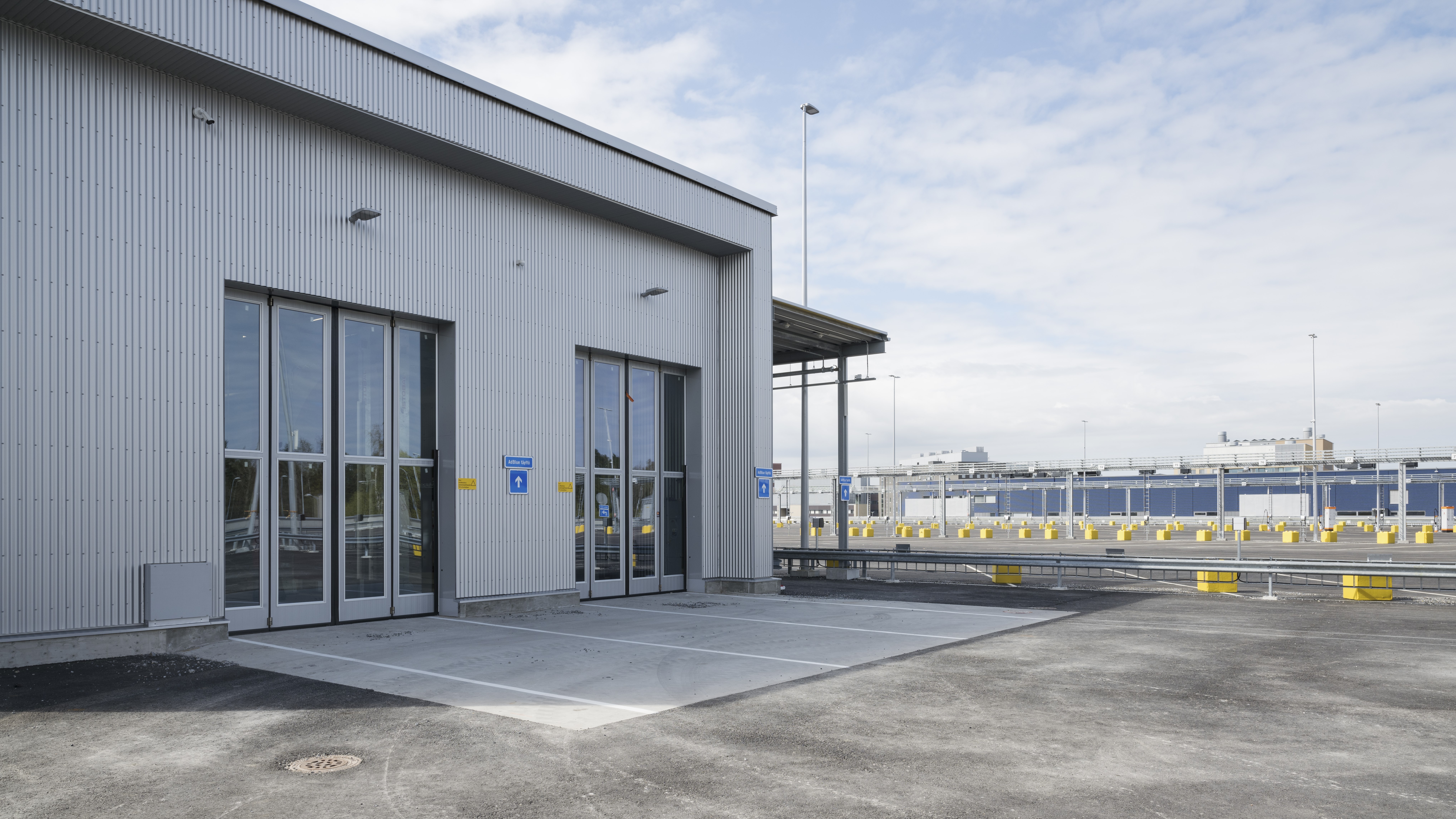 Varikon katolle rakennettiin bussien vuorokausihuoltorakennus.