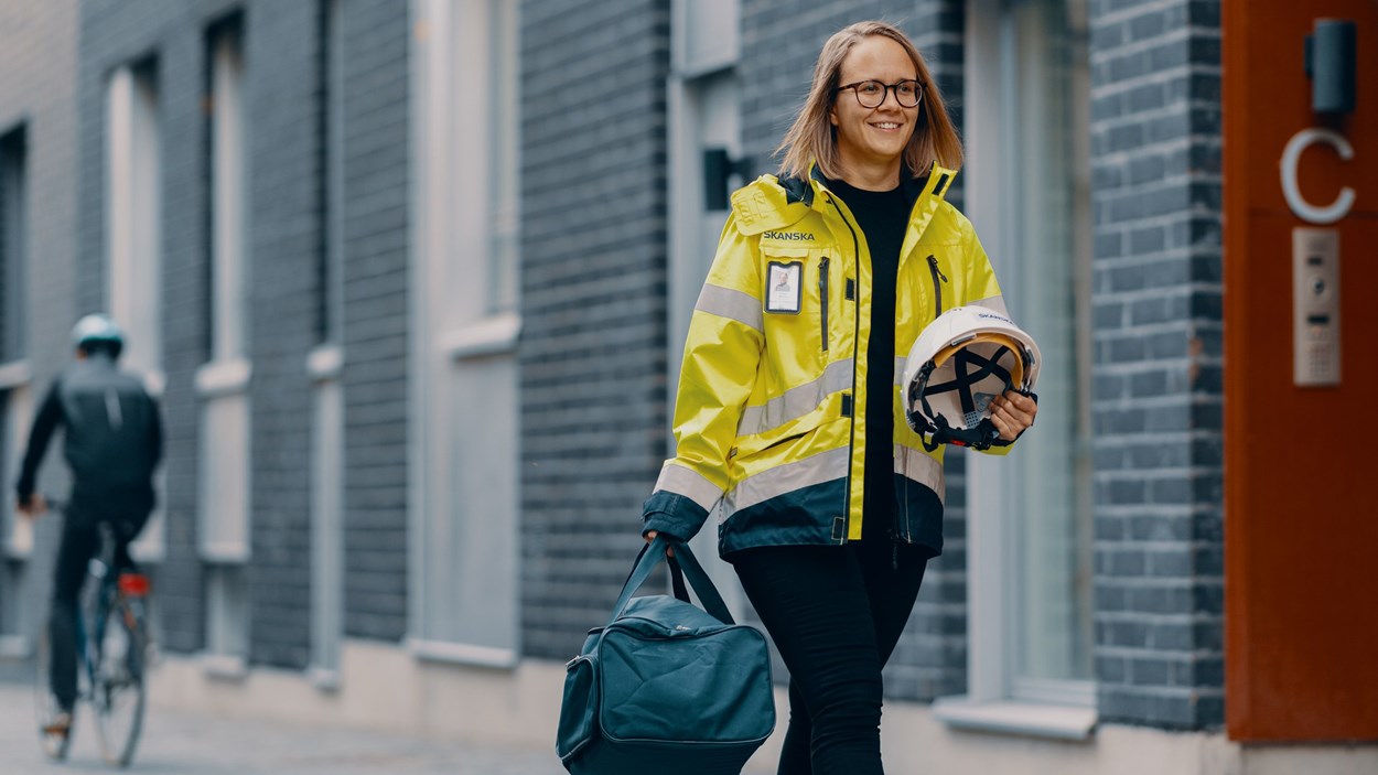 Skanskan Riikka kävelee kadulla