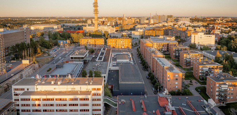 Ilmakuva Pasilasta, toimistorakennuksia ja asuintaloja, taustalla korkea tv-torni