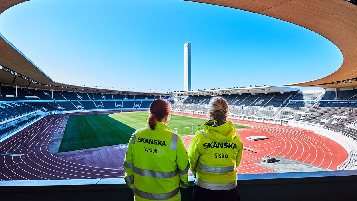 Skanskalaisia juuri valmistuneella Olympiastadionilla.