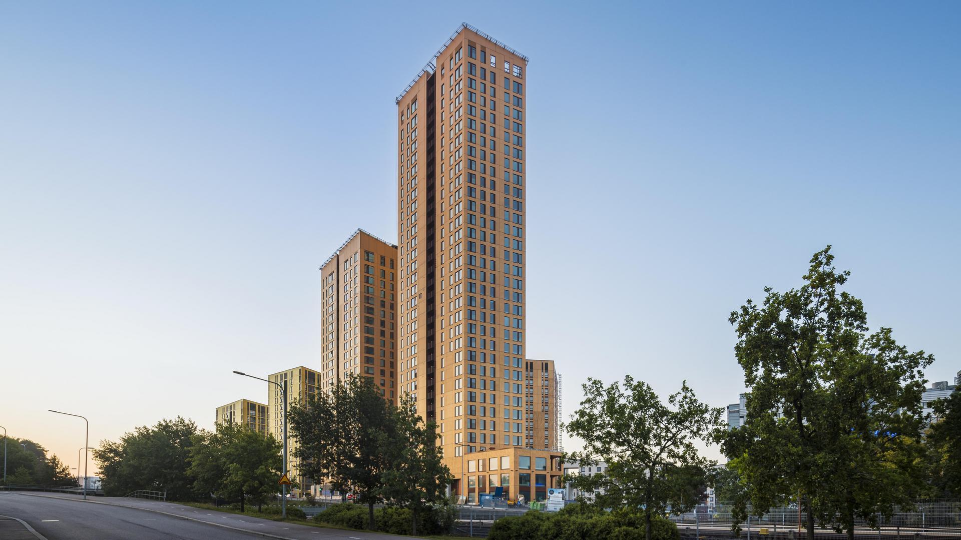 Kaksi pronssinväristä tornitaloa.