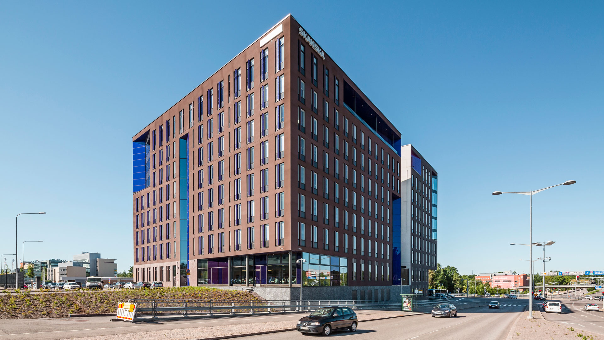 Skanskan pääkonttori sijaitsee Kathy-talossa, joka tunnetaan myös Skanskatalona. 