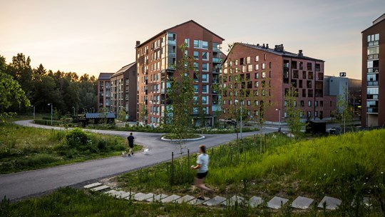 Henkilö kävelee Jyväskylän Kankaan alueella