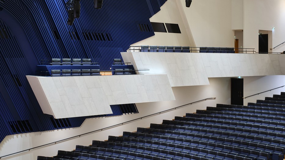 Finlandia-salin penkit entisöitiin irroittamatta niitä missään vaiheessa peruskorjauksen aikana.  Finlandia-salin penkit entisöitiin irroittamatta niitä missään vaiheessa peruskorjauksen aikana.