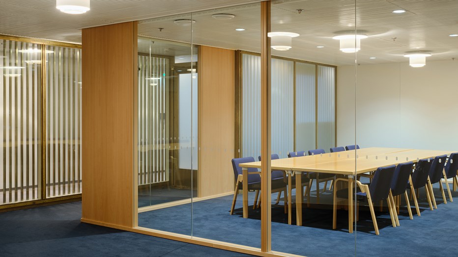 Urakassa myös neuvotteluhuoneet kunnostettiin ja nyt niiden talotekniikka vastaa moderneja vaatimuksia. Urakassa myös neuvotteluhuoneet kunnostettiin ja nyt niiden talotekniikka vastaa moderneja vaatimuksia.