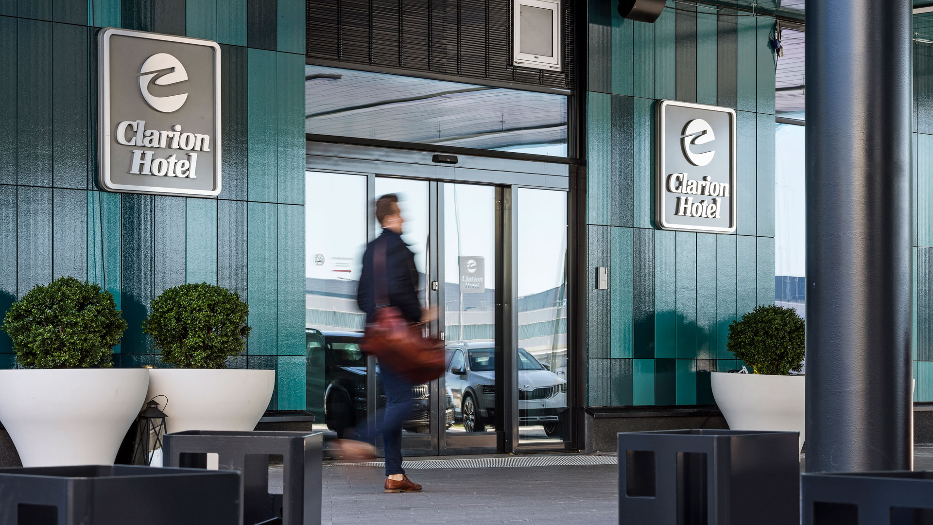 Clarion Hotel Helsinki Airport, sisäänkäynti 