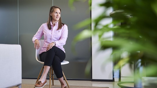 ”Sisätila on meille täysin keinotekoinen ympäristö, meidäthän on tarkoitettu ulkoilmaan”, Haltonin työympäristöratkaisu- ja hyvinvointipäällikkö Anna Gagneur huomauttaa.