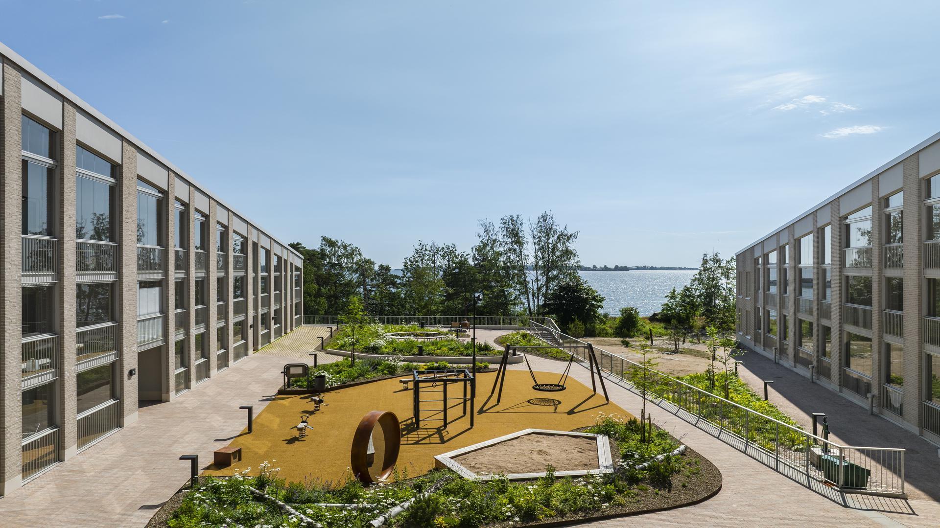 Mainingin sisäpihalla sijaitsee turvallinen leikkipaikka sekä oleskeluun sopivia tiloja.