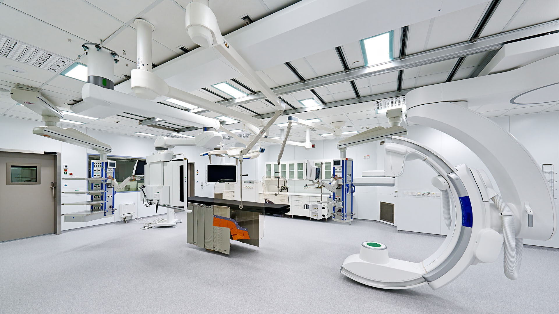 B-rakennuksen myötä sairaalakampukselle saatiin uudet tilat esimerkiksi päivystykselle sekä teho- ja leikkaustoiminnalle yhteensä 30 uuden leikkaus- ja kuvantamissalin myötä.